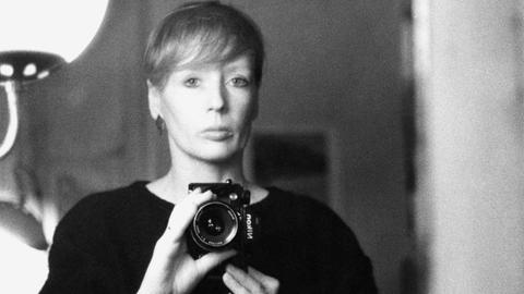 Die Berliner Fotografin Sibylle Bergemann auf einem undatierten Selbstporträt. Die 1941 geborene Künstlerin erlag 2010 einem Krebsleiden.