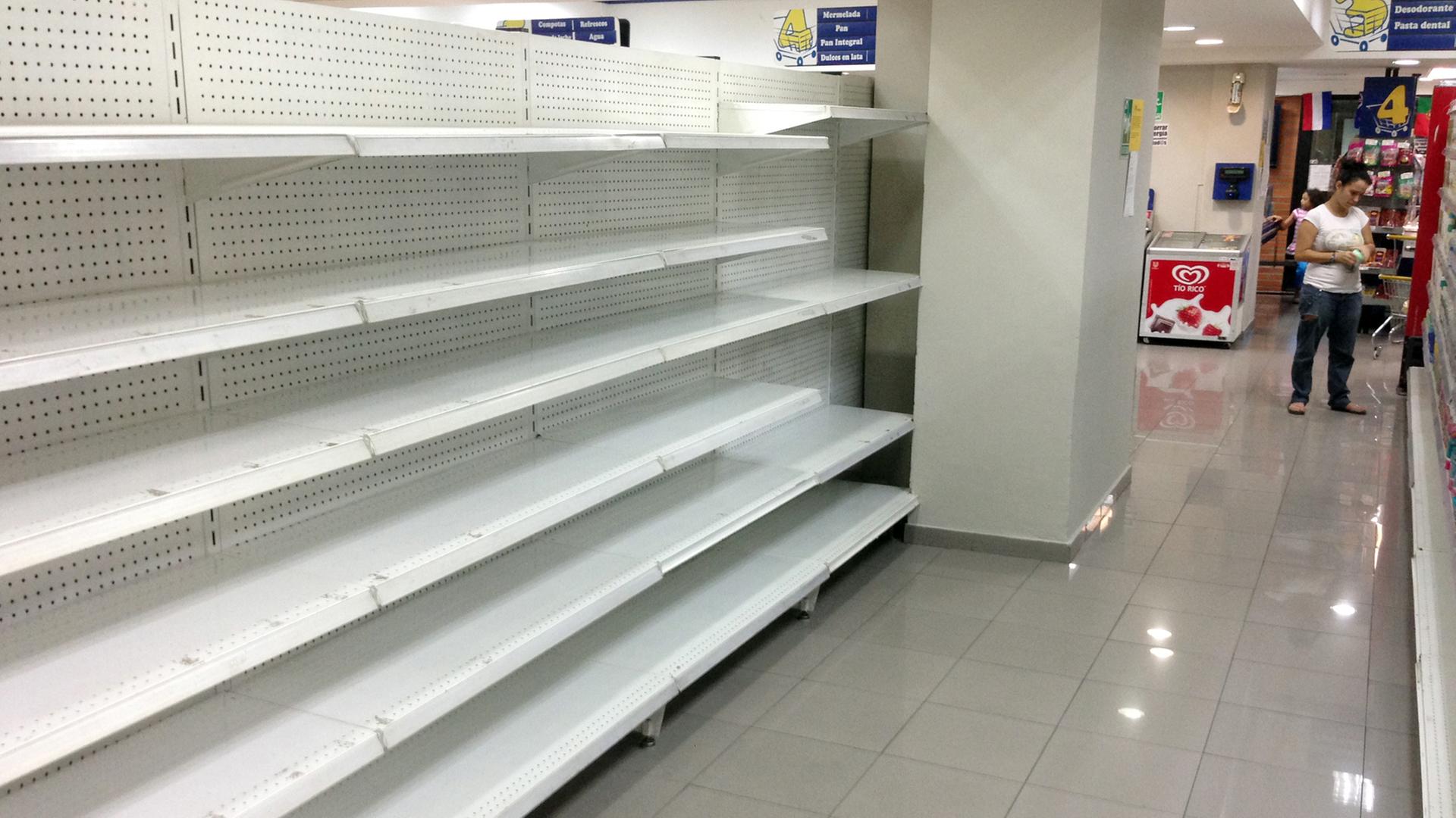 Ein leeres Regal in einem Supermarkt in Venezuela. Ein leeres Regal in einem Supermarkt in Venezuela.