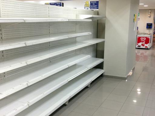 Ein leeres Regal in einem Supermarkt in Venezuela.