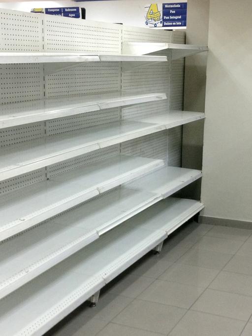 Ein leeres Regal in einem Supermarkt in Venezuela.