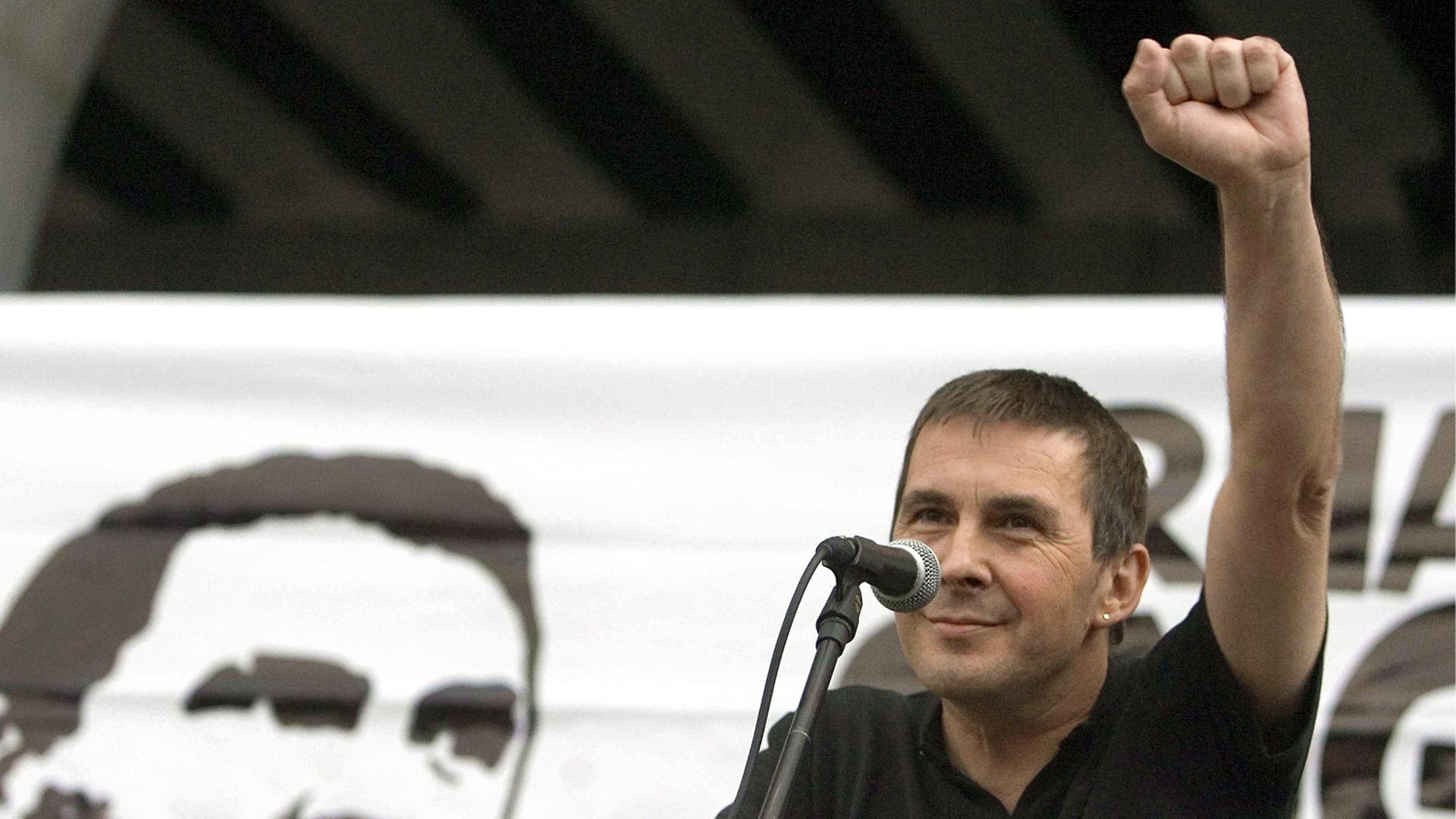 Der baskische Spitzenpolitiker Arnaldo Otegi erhebt seine linke Hand vor einem Plakat in Elgoibar am 6. September 2008. Der baskische Spitzenpolitiker Arnaldo Otegi erhebt seine linke Hand vor einem Plakat in Elgoibar am 6. September 2008.