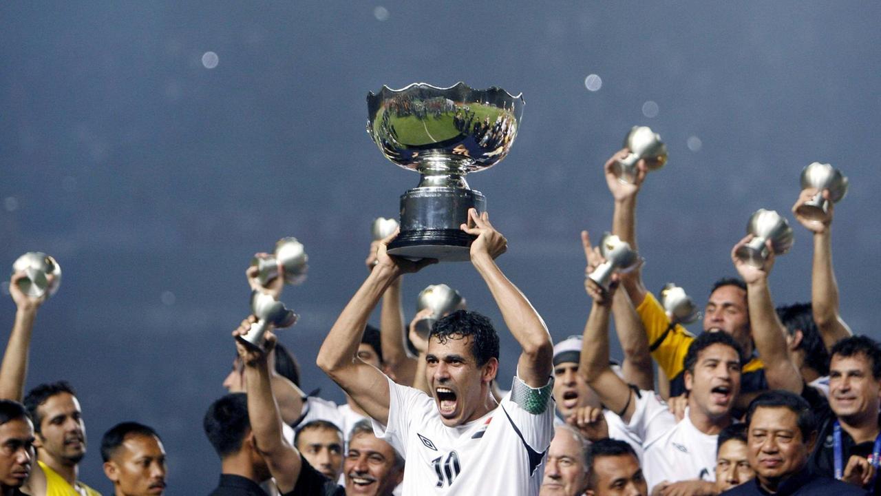 Younes Khalef (Irak) - Asienmeister 2007 - präsentiert nach dem Gewinn des Asiencups 2007 den Pokal ausgelassen mit seinen Mitspielern. Younes Khalef (Irak) - Asienmeister 2007 - präsentiert nach dem Gewinn des Asiencups 2007 den Pokal ausgelassen mit seinen Mitspielern.