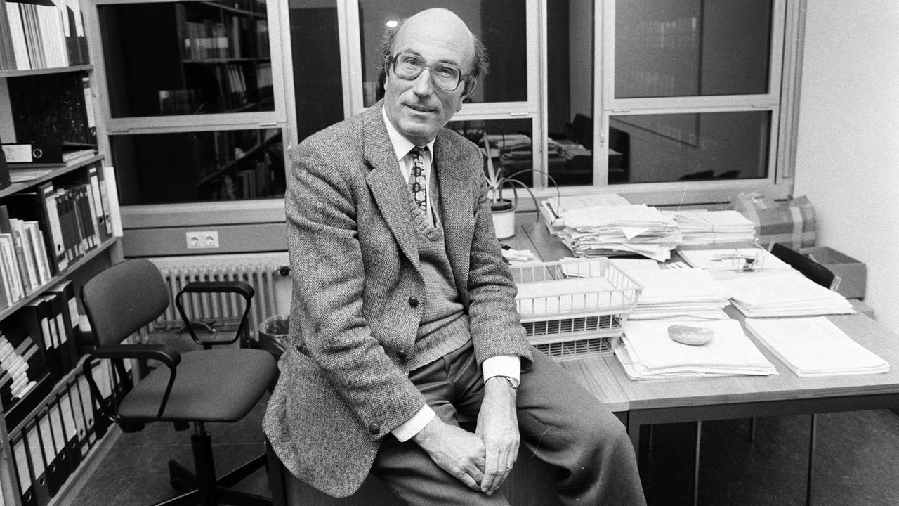 Niklas Luhmann im Dezember 1984. Niklas Luhmann im Dezember 1984.