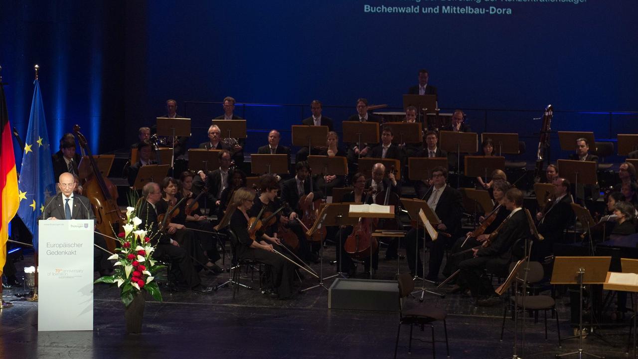 Der ehemalige französische Häftling im KZ-Buchenwald, Bertrand Herz, spricht am 12.04.2015 während einer Gedenkfeier im Deutschen Nationaltheater in Weimar (Thüringen). Der ehemalige französische Häftling im KZ-Buchenwald, Bertrand Herz, spricht am 12.04.2015 während einer Gedenkfeier im Deutschen Nationaltheater in Weimar (Thüringen).