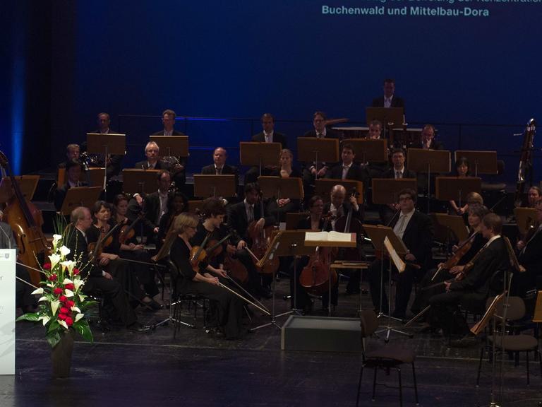 Der ehemalige französische Häftling im KZ-Buchenwald, Bertrand Herz, spricht am 12.04.2015 während einer Gedenkfeier im Deutschen Nationaltheater in Weimar (Thüringen).