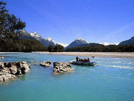 Eine Bootstour durch das Nun-Curir-Tal nahe Queenstown, Neuseeland Eine Bootstour durch das Nun-Curir-Tal nahe Queenstown, Neuseeland