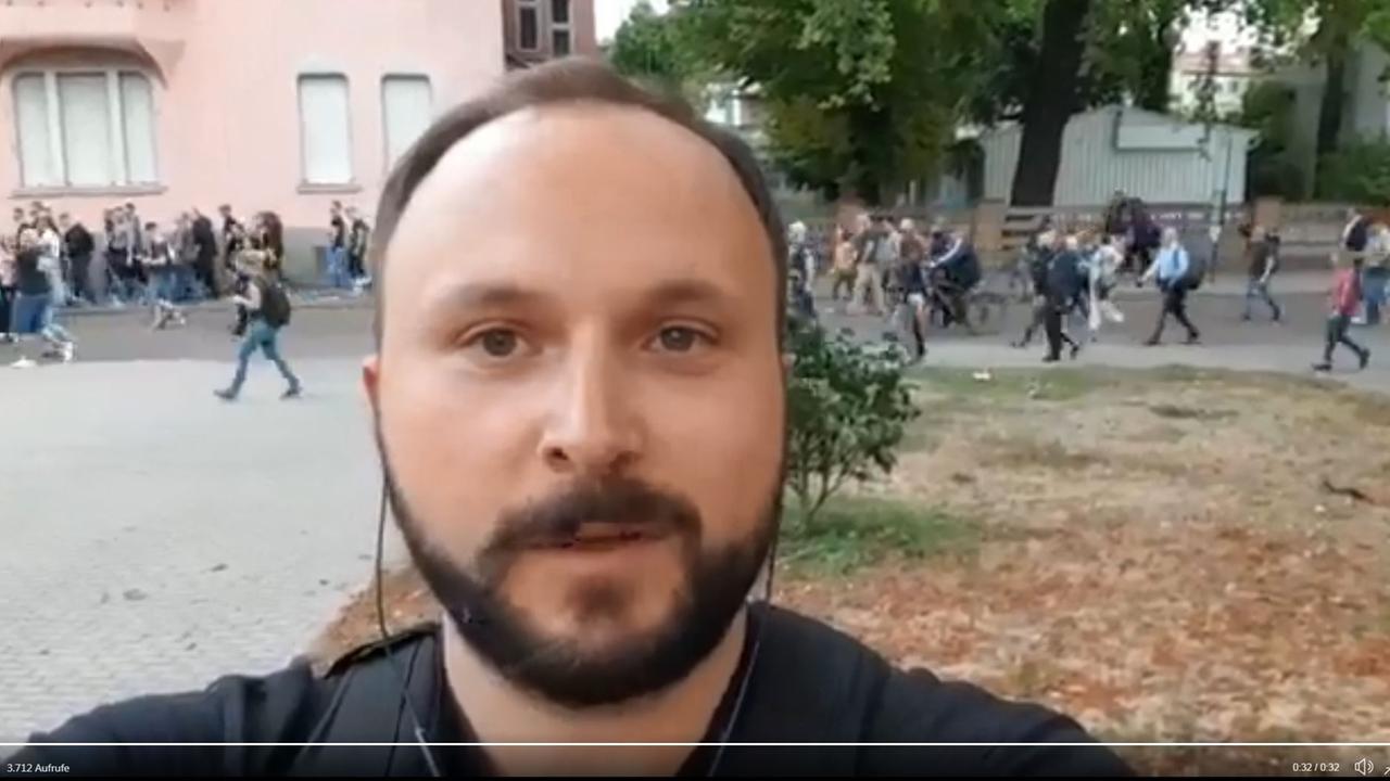 Buzzfeed-Redakteur im Einsatz in Köthen. Buzzfeed-Redakteur im Einsatz in Köthen.
