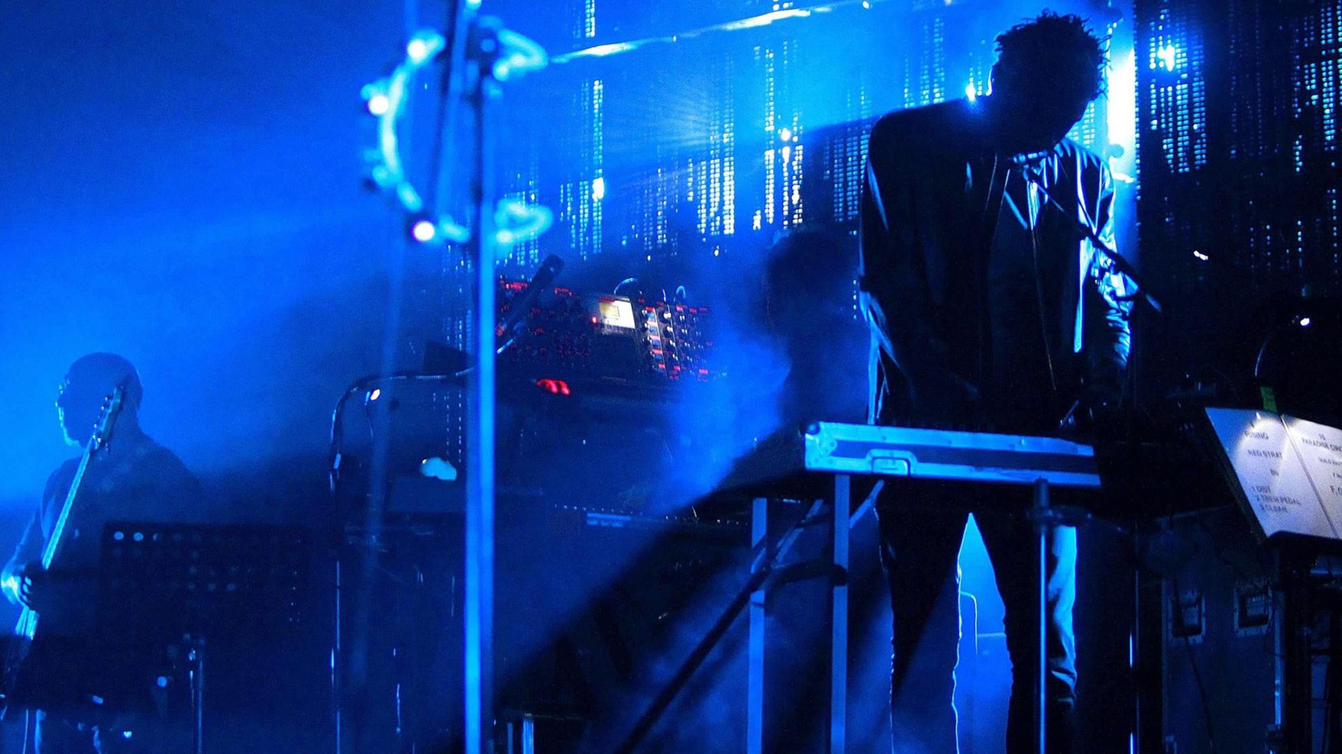 Die britische Trip-Hop-Band Massive Attack beim Konzert auf dem Sonar Music Festival in Barcelona 2014. Die britische Trip-Hop-Band Massive Attack beim Konzert auf dem Sonar Music Festival in Barcelona 2014.