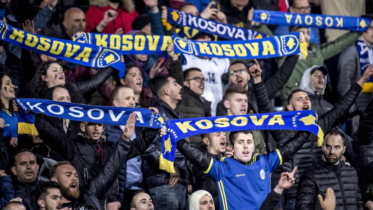 Fans aus dem Kosovo bei einem Freundschaftsspiel in Dänemark im März 2019 Fans aus dem Kosovo bei einem Freundschaftsspiel in Dänemark im März 2019