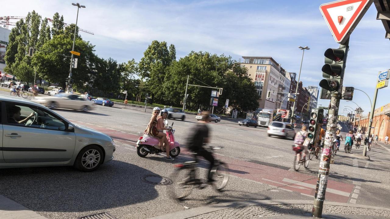 Berliner Stadtverkehr auf der Kreuzung von Warschauer Straße und Stralauer Allee. Berliner Stadtverkehr auf der Kreuzung von Warschauer Straße und Stralauer Allee.