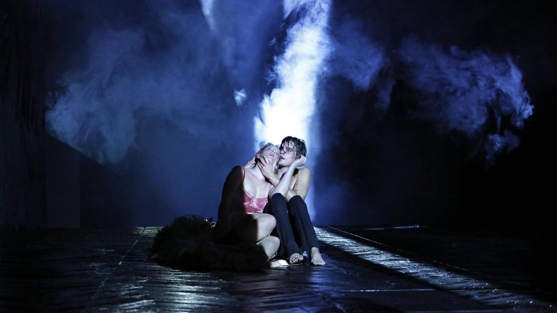 "Woyzeck"-Inszenierung von Sebastian Hartmann 2014 am Deutschen Theater in Berlin. Szene mit Benjamin Lillie (als Woyzeck) und Katrin Wichmann (als Marie).