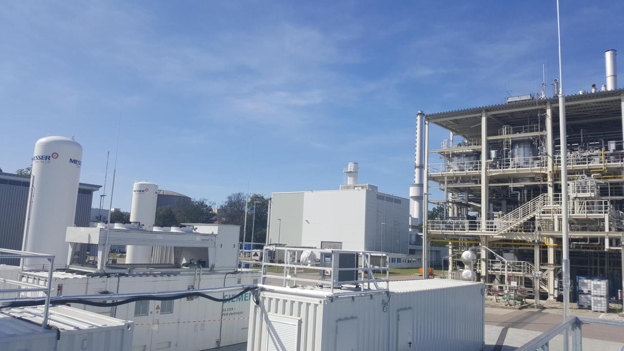 Das Energy Lab 2.0 auf dem Campus des Karlsruher Instituts für Technologie KIT. Ähnlich wie der Versuchsanlage Falkenhagen ist ein großer Teil der Anlagen in Container eingebaut. Das Energy Lab 2.0 auf dem Campus des Karlsruher Instituts für Technologie KIT. Ähnlich wie der Versuchsanlage Falkenhagen ist ein großer Teil der Anlagen in Container eingebaut.