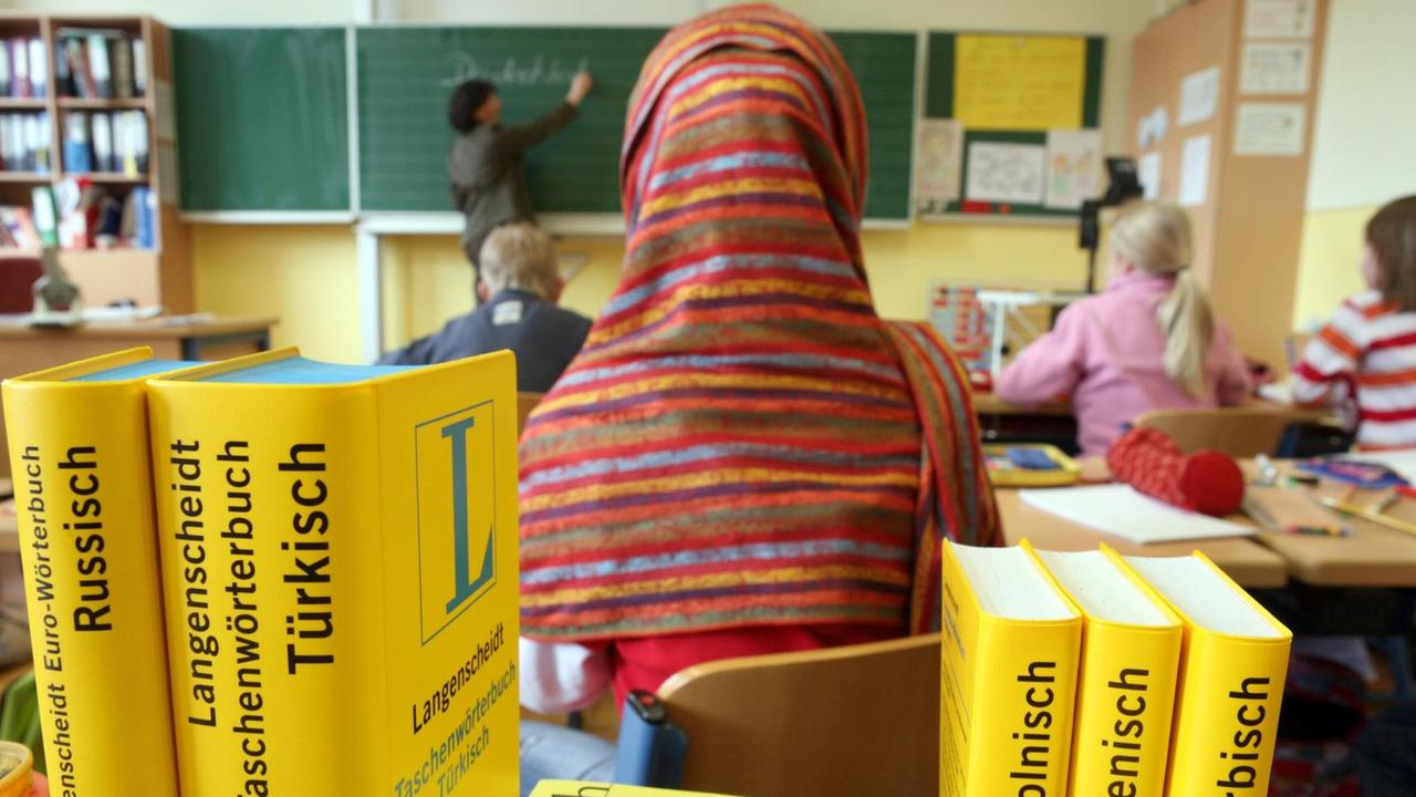 Ein Mädchen mit Kopftuch an einer Schule Ein Mädchen mit Kopftuch an einer Schule