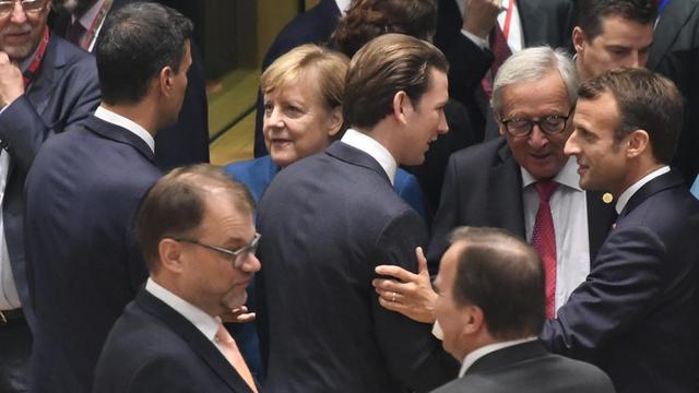 Europäische Spitzenpolitiker im Gespräch, darunter Bundeskanzlerin Merkel, Österreichs Bundeskanzler Kurz, der französische Präsident Macron und EU-Kommissionspräsident Juncker