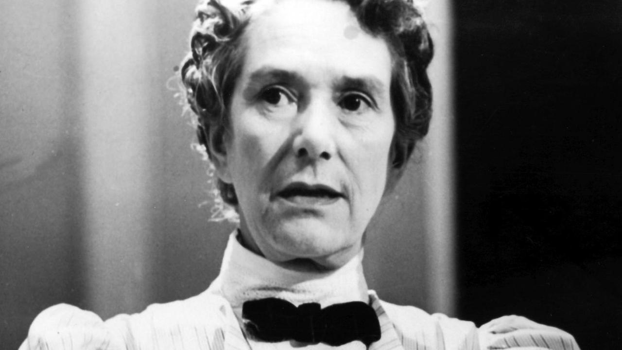 Erika Mann, die Tochter des Schriftstellers Thomas Mann, in der Rolle der Gouvernante in dem Film "Bekenntnisse des Hochstaplers Felix Krull" aus dem Jahr 1957. Die Schauspielerin und Schriftstellerin Erika Mann wurde am 9. November 1905 in M