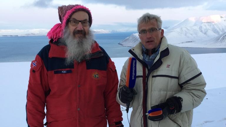 Holmen und Capellan stehen nebeneinander im Schnee Holmen und Capellan stehen nebeneinander im Schnee