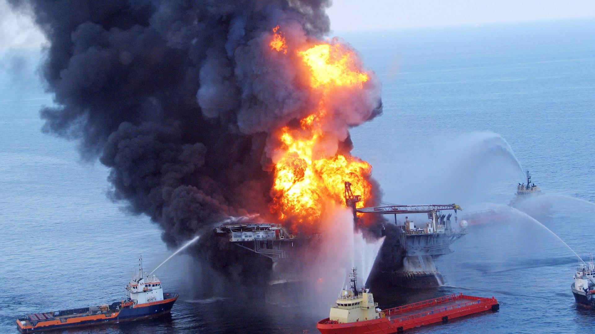 Die brennende Ölplattform Deepwater Horizon im April 2010