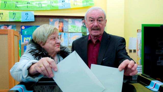 Zwei Tschechen bei der Wahl (Bild: picture alliance / dpa / Radek Petrasek)