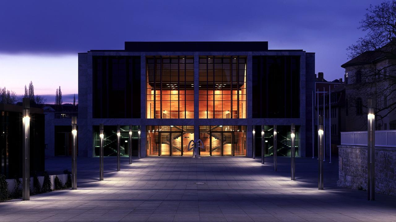 Die moderne Weimarhalle hell erleuchtet am Abend Die moderne Weimarhalle hell erleuchtet am Abend