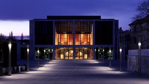 Die moderne Weimarhalle hell erleuchtet am Abend