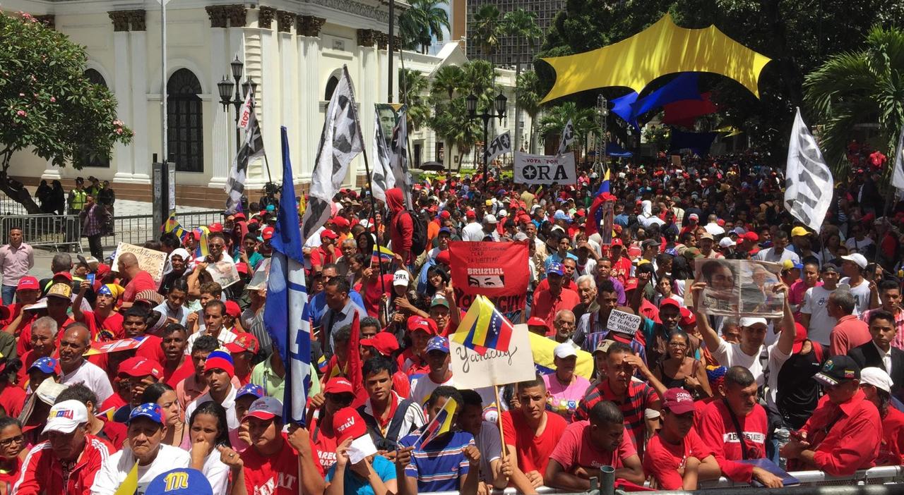 Die Demonstranten tragen rote T-Shirts bei einer Demonstration für Präsident Maduro.