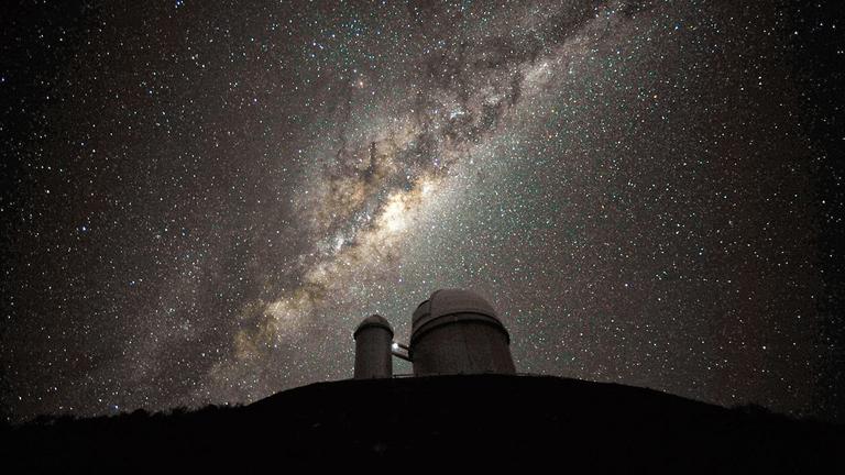 Blick auf das galaktische Zentrum – im Vordergrund das 3,6-Meter-Teleskop der ESO auf dem chilenischen Andengipfel La Silla GZ Blick auf das galaktische Zentrum – im Vordergrund das 3,6-Meter-Teleskop der ESO auf dem chilenischen Andengipfel La Silla GZ