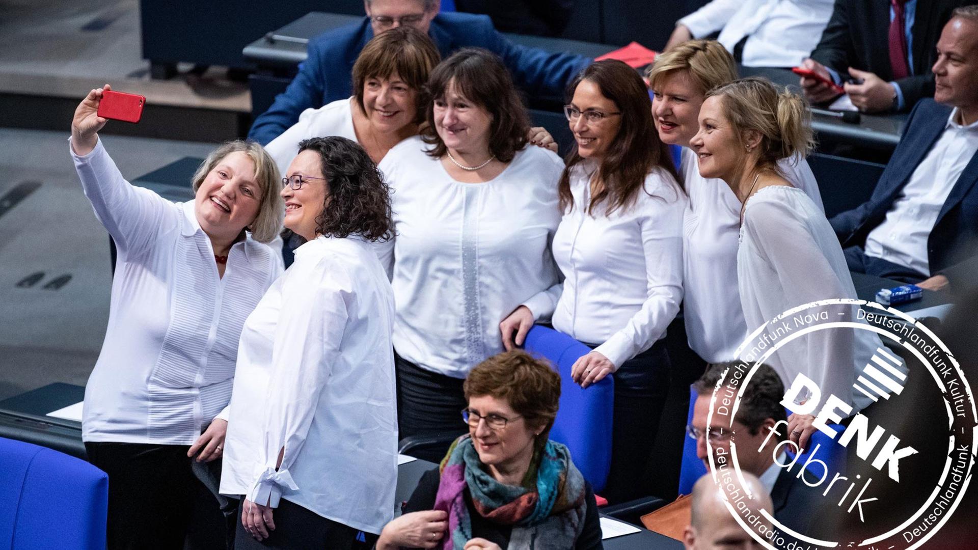 Andrea Nahles (2.v.l), Vorsitzende der SPD, und Daniela De Ridder (l, SPD) machen zusammen mit anderen Bundestagsabgeordneten, alle in weiße Blusen gekleidet, ein Selfie-Foto. Andrea Nahles (2.v.l), Vorsitzende der SPD, und Daniela De Ridder (l, SPD) machen zusammen mit anderen Bundestagsabgeordneten, alle in weiße Blusen gekleidet, ein Selfie-Foto.