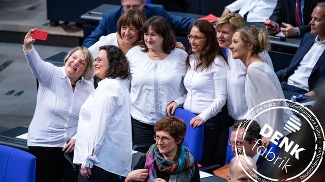 Andrea Nahles (2.v.l), Vorsitzende der SPD, und Daniela De Ridder (l, SPD) machen zusammen mit anderen Bundestagsabgeordneten, alle in weiße Blusen gekleidet, ein Selfie-Foto.