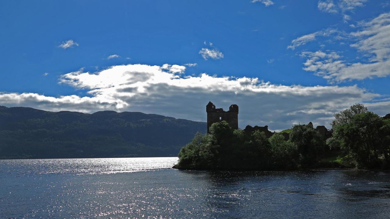 Die Burgruine Urquhart Castle am Ufer des Loch Ness, Schottland. Die Burgruine Urquhart Castle am Ufer des Loch Ness, Schottland.