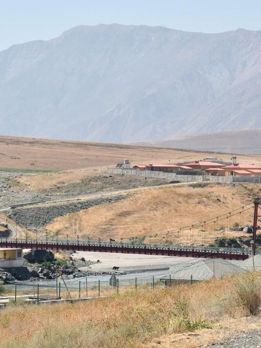 Grenze zwischen Tadschikistan und Afghanistan am 17.09.2019 bei Shuroabad. Die Grenze befindet sich in der Mitte des Flusses Pyandzh unter der Brücke.