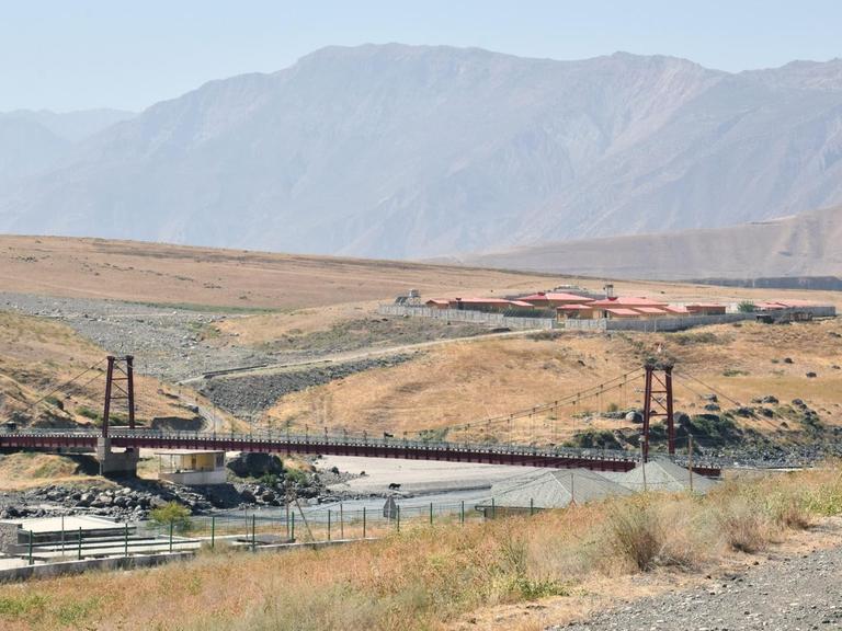 Grenze zwischen Tadschikistan und Afghanistan am 17.09.2019 bei Shuroabad. Die Grenze befindet sich in der Mitte des Flusses Pyandzh unter der Brücke.