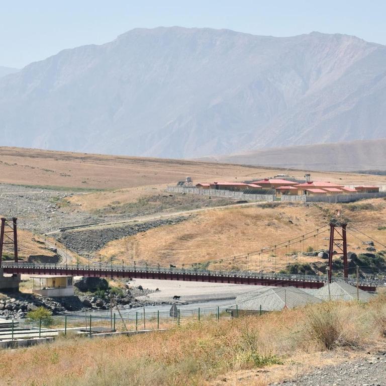 Grenze zwischen Tadschikistan und Afghanistan am 17.09.2019 bei Shuroabad. Die Grenze befindet sich in der Mitte des Flusses Pyandzh unter der Brücke.