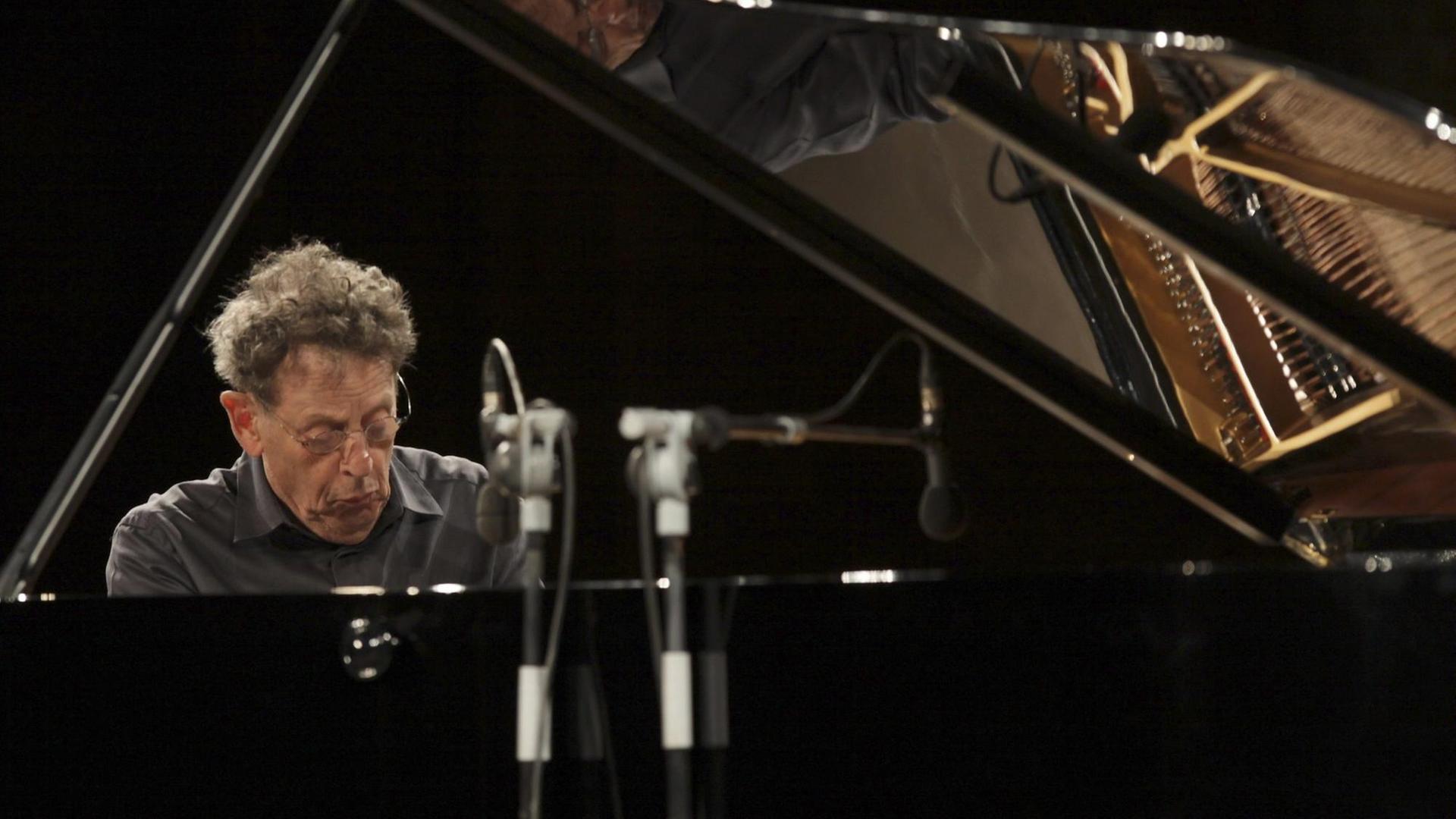 US-Komponist und Pianist Philip Glass am Flügel. US-Komponist und Pianist Philip Glass am Flügel.