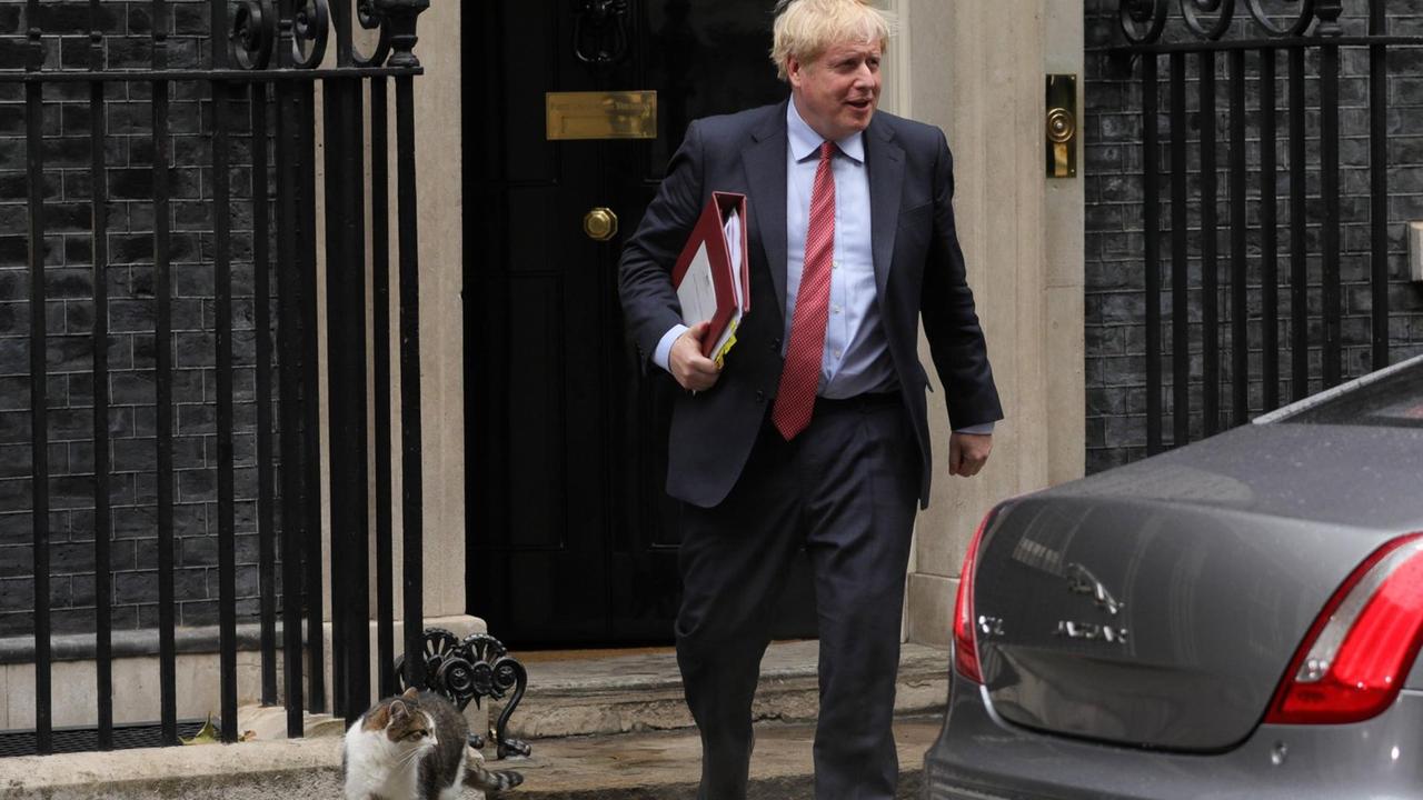200708 -- LONDON, July 8, 2020 Xinhua -- British Prime Minister Boris Johnson leaves 10 Downing Street for Prime Minister s Questions at the House of Commons in London, Britain, on July 8, 2020. The British government on Wednesday set out a package of fresh measures to support jobs and boost economy as part of a comprehensive plan to secure the country s recovery from the coronavirus pandemic. Photo by Tim Ireland/Xinhua BRITAIN-LONDON-COVID-19-MEASURES-ECONOMY-RECOVERY PUBLICATIONxNOTxINxCHN 200708 -- LONDON, July 8, 2020 Xinhua -- British Prime Minister Boris Johnson leaves 10 Downing Street for Prime Minister s Questions at the House of Commons in London, Britain, on July 8, 2020. The British government on Wednesday set out a package of fresh measures to support jobs and boost economy as part of a comprehensive plan to secure the country s recovery from the coronavirus pandemic. Photo by Tim Ireland/Xinhua BRITAIN-LONDON-COVID-19-MEASURES-ECONOMY-RECOVERY PUBLICATIONxNOTxINxCHN