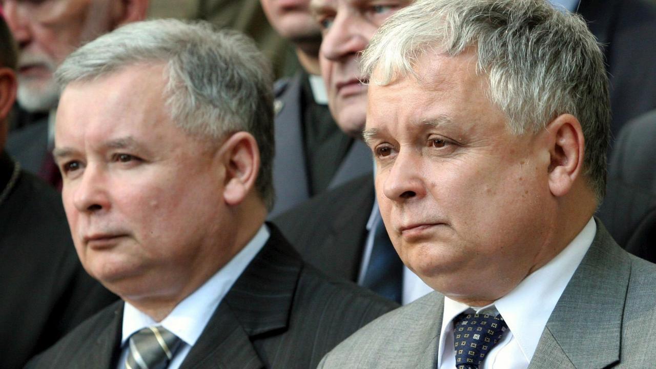Die Zwillingsbrüder Lech (r) und Jaroslaw Kaczynski im Jahr 2005 Die Zwillingsbrüder Lech (r) und Jaroslaw Kaczynski im Jahr 2005