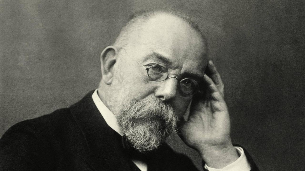 Historische Fotografie von Robert Koch am Tisch, um 1900. Historische Fotografie von Robert Koch am Tisch, um 1900.