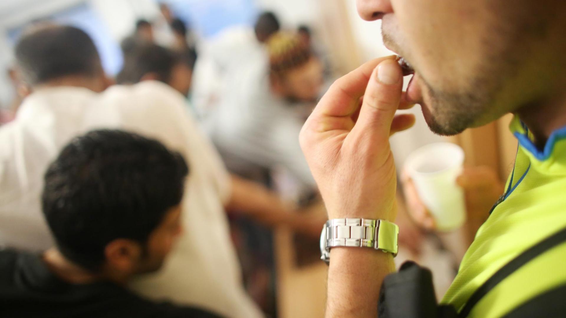 Es gibt viele Gründe dafür, auch als gläubiger Muslim nicht zu fasten, doch der soziale Druck ist oft hoch Es gibt viele Gründe dafür, auch als gläubiger Muslim nicht zu fasten, doch der soziale Druck ist oft hoch