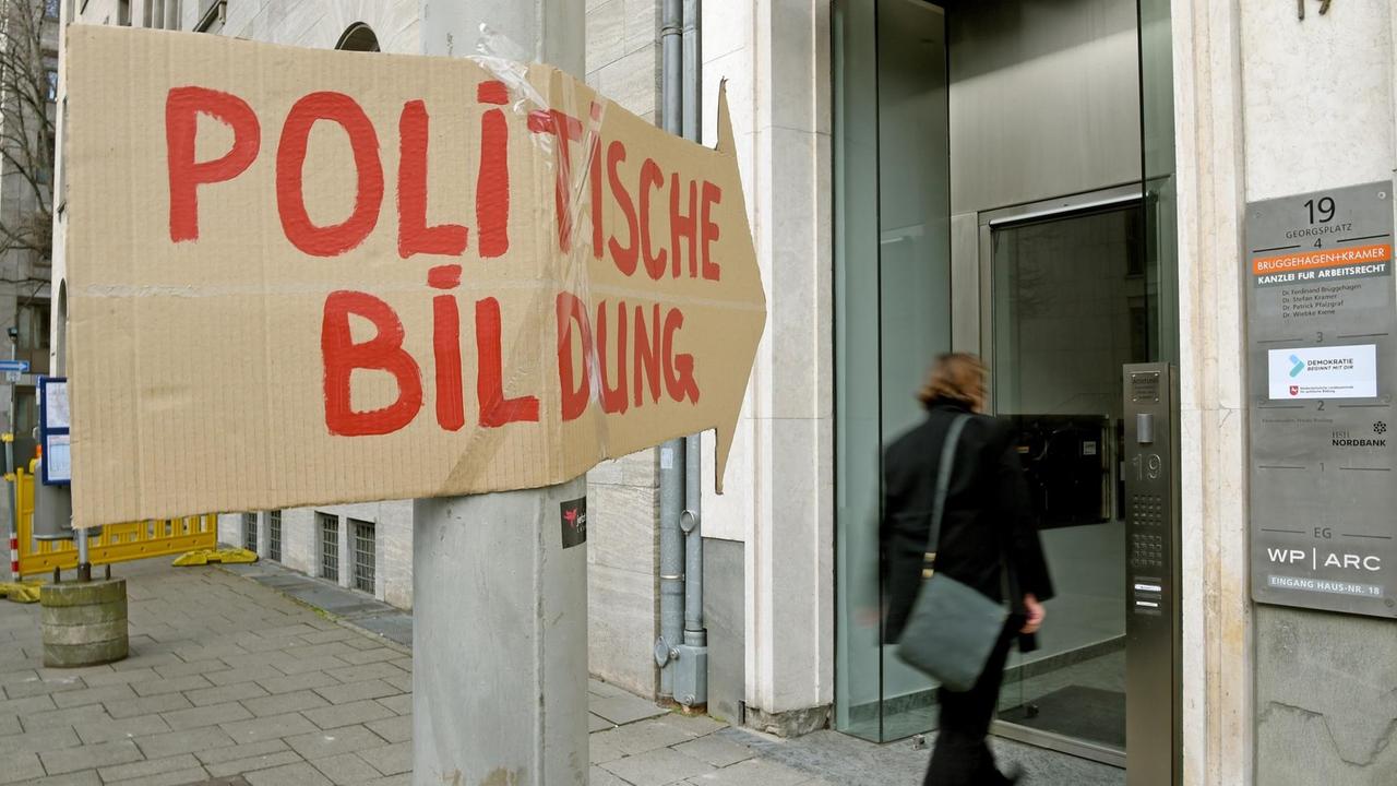 Ein Pappschild mit der Aufschrift «Politische Bildung» weist am 25.01.2017 in Hannover (Niedersachsen) auf den Eingang der neuen Landeszentrale für politische Bildung in Niedersachsen hin. Foto: Holger Hollemann/dpa Ein Pappschild mit der Aufschrift «Politische Bildung» weist am 25.01.2017 in Hannover (Niedersachsen) auf den Eingang der neuen Landeszentrale für politische Bildung in Niedersachsen hin. Foto: Holger Hollemann/dpa
