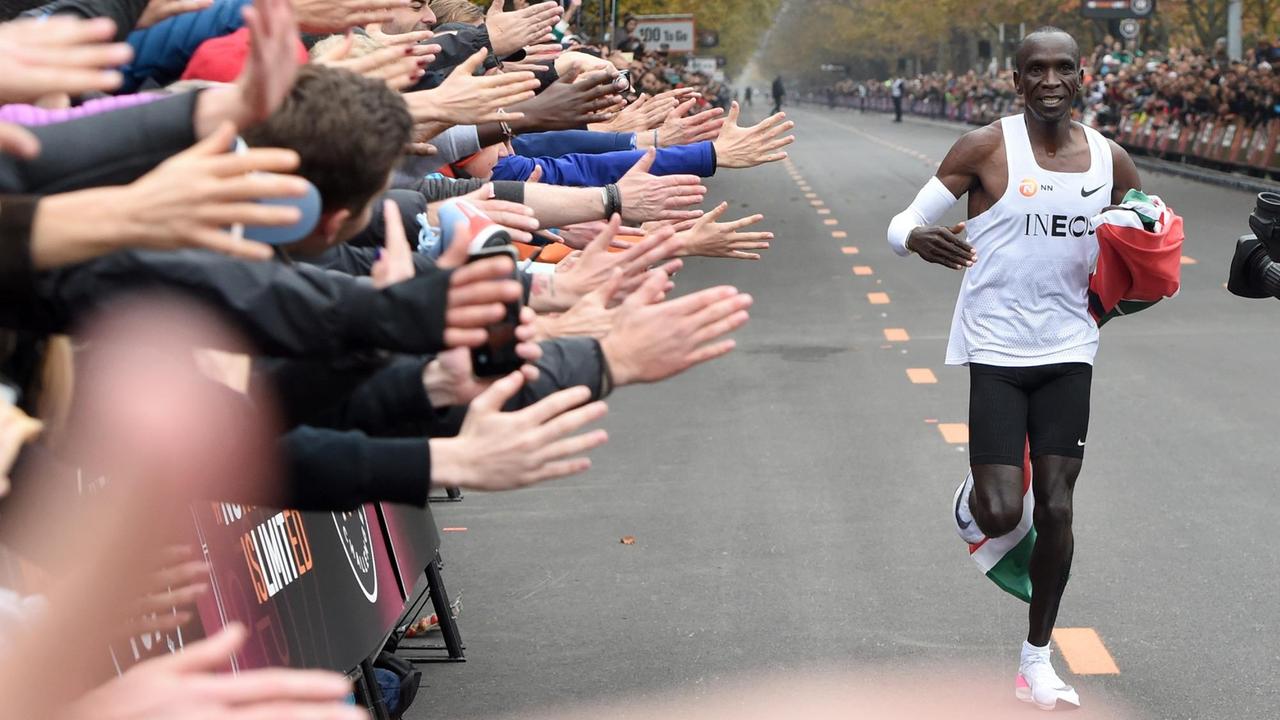 Aufmerksamkeit war Eliud Kipchoge bei seinem Marathon-Rekordversuch sicher - und damit auch Ineos, dem Sponsor des Events. Aufmerksamkeit war Eliud Kipchoge bei seinem Marathon-Rekordversuch sicher - und damit auch Ineos, dem Sponsor des Events.