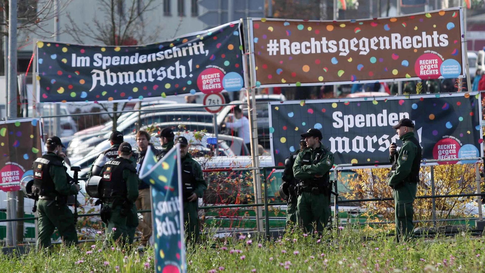 Mit einer ungewöhnlichen Spendenaktion hat eine Bürgerinitiative in Wunsiedel eine Neonazi-Demo torpediert. Mit einer ungewöhnlichen Spendenaktion hat eine Bürgerinitiative in Wunsiedel eine Neonazi-Demo torpediert.