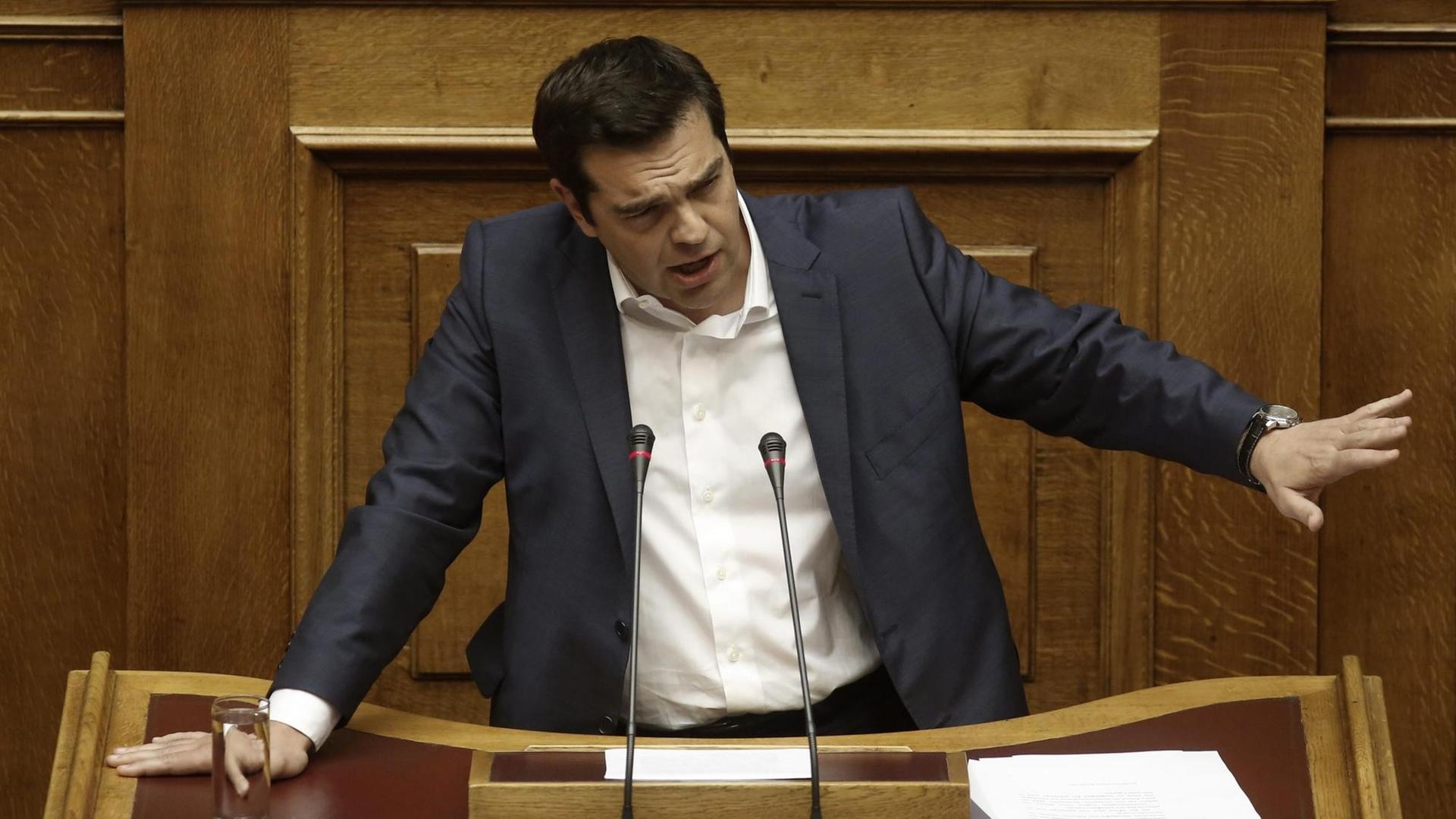 Alexis Tsipras spricht am Rednerpult im Parlament. Alexis Tsipras spricht am Rednerpult im Parlament.