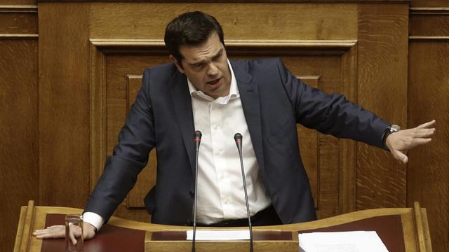 Alexis Tsipras spricht am Rednerpult im Parlament.