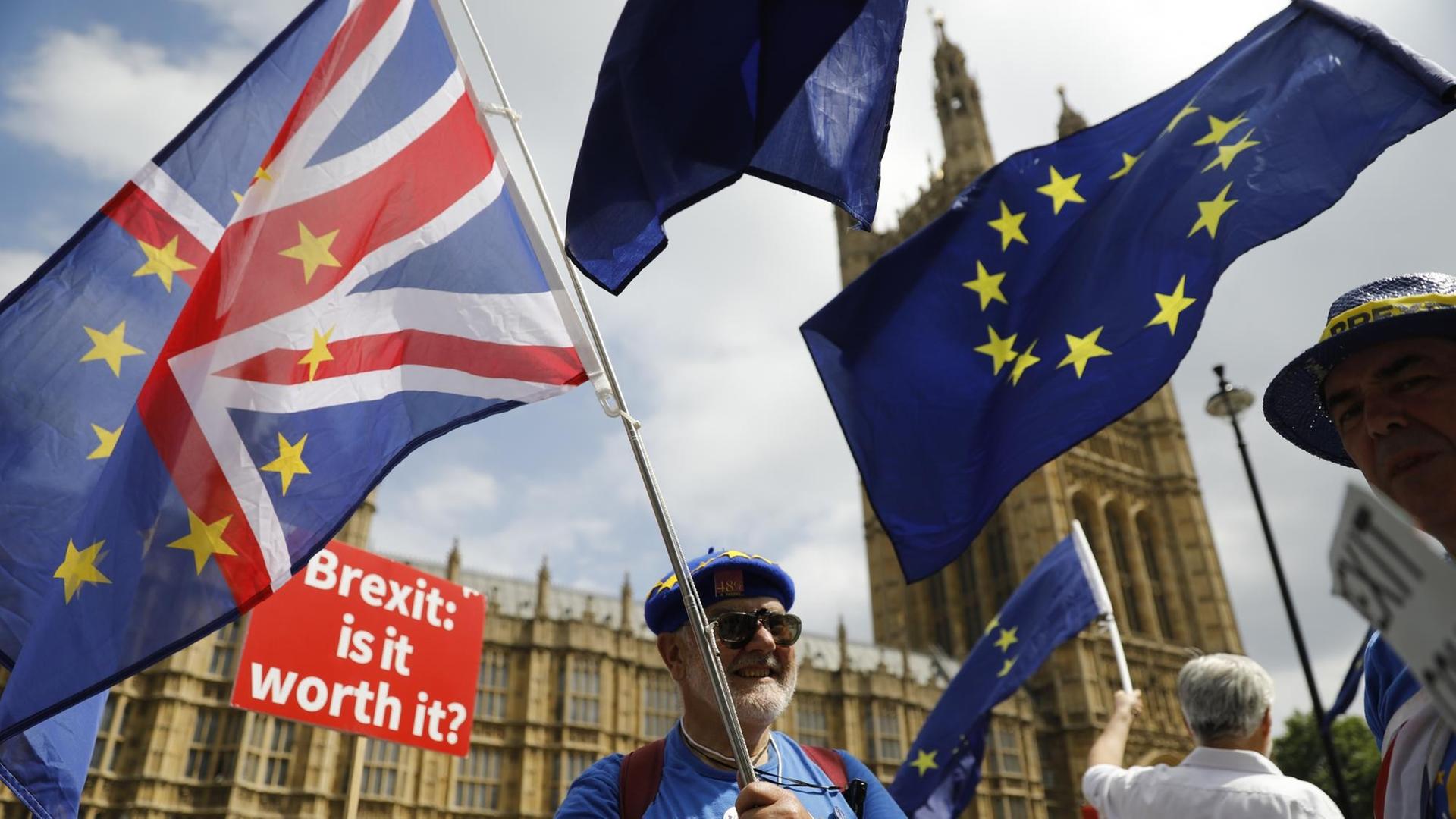 Anti-Brexit protesters demonstrate with placards and EU flags against Britain's exit from the European Union outside the Houses of Parliament in London on July 4, 2018. / AFP PHOTO / Tolga AKMEN Anti-Brexit protesters demonstrate with placards and EU flags against Britain's exit from the European Union outside the Houses of Parliament in London on July 4, 2018. / AFP PHOTO / Tolga AKMEN