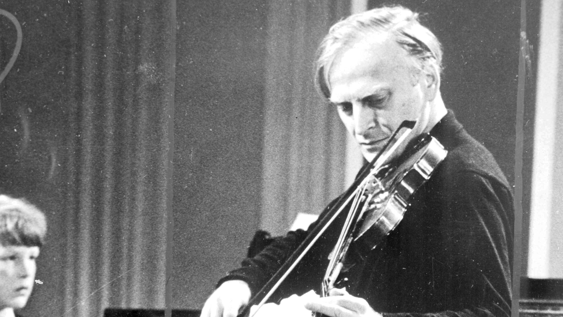 Yehudi Menuhin spielt Violine. Yehudi Menuhin spielt Violine.