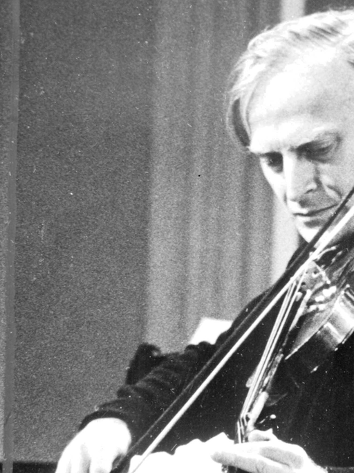 Yehudi Menuhin spielt Violine.