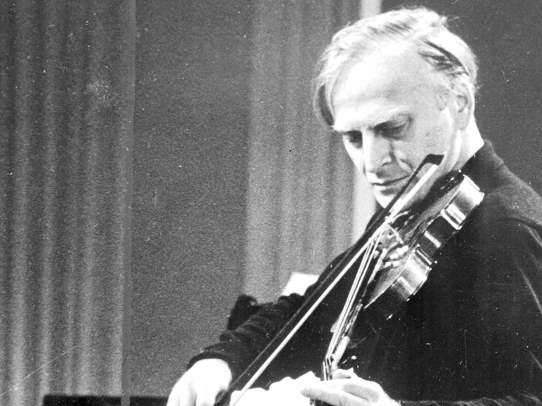Yehudi Menuhin spielt Violine.