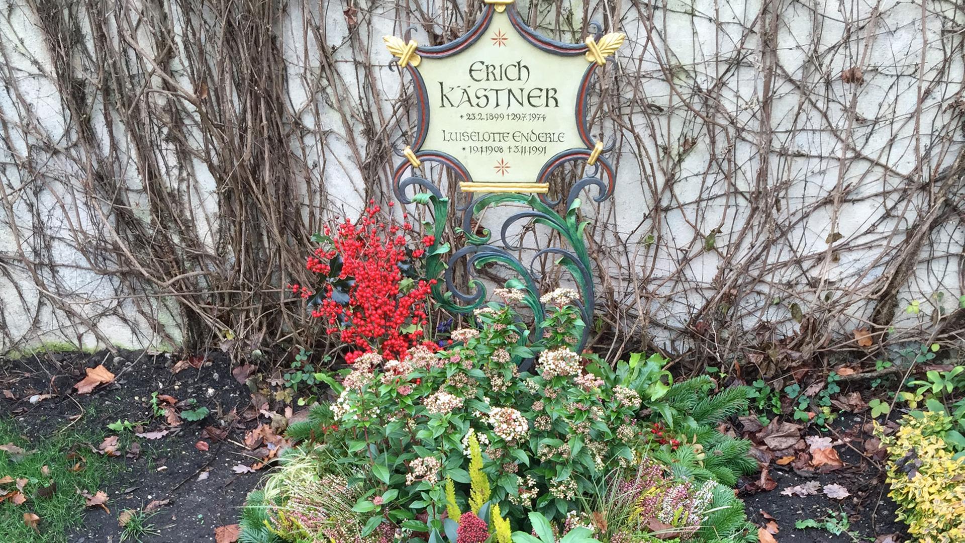 Das Grab Erich Kästners auf dem Bogenhausener Friedhof in München Das Grab Erich Kästners auf dem Bogenhausener Friedhof in München