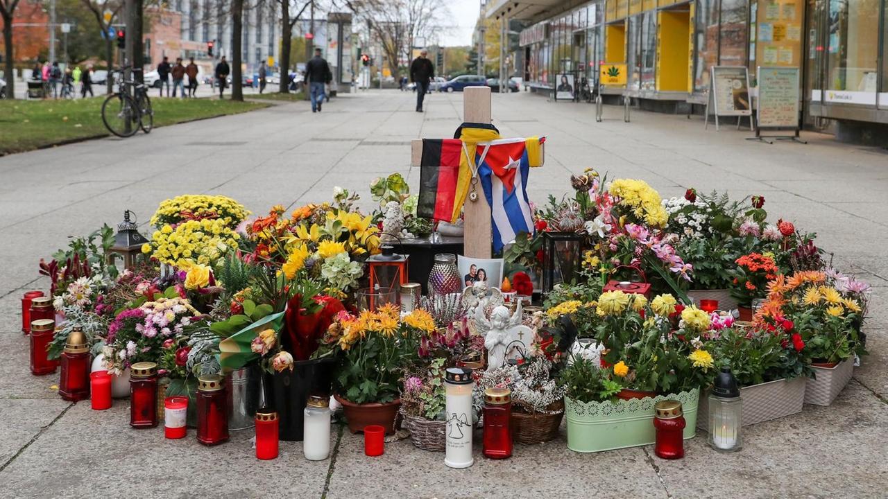 Ein Grabkreuz, Fahnen, Blumen und Kerzen stehen an der Stelle, an der ein 35 Jahre alter Deutscher in der Nacht zum 26. August Opfer einer tödlichen Messerattacke geworden war. Ein Grabkreuz, Fahnen, Blumen und Kerzen stehen an der Stelle, an der ein 35 Jahre alter Deutscher in der Nacht zum 26. August Opfer einer tödlichen Messerattacke geworden war.