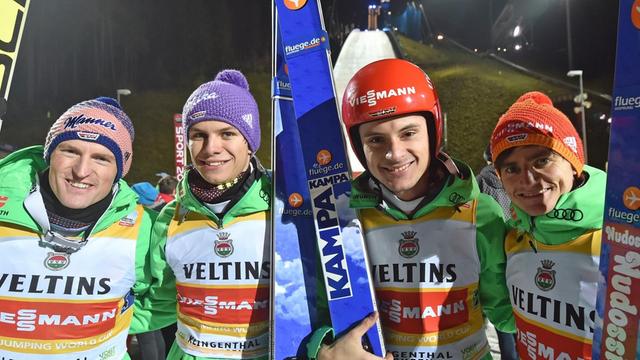 Die Skispringer Severin Freund, Andreas Wellinger, Andreas Wank und Richard Freitag feiern ihren Sieg beim Weltcup-Auftakt