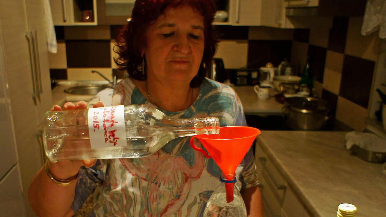 Thereza Haurdič in der Küche: Zu einem starken Essen gehört starker Schnaps. Thereza Haurdič in der Küche: Zu einem starken Essen gehört starker Schnaps.